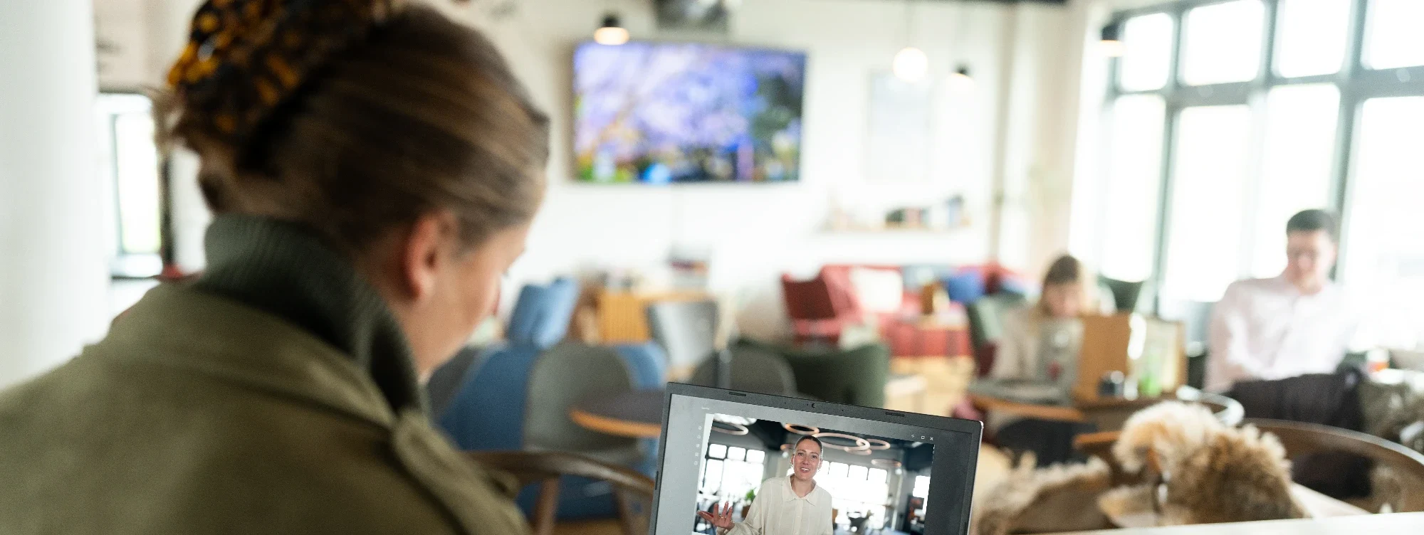Teilnehmerin besprich im Videocall mit ThesisKompass Coachin ihre nächsten Aufgaben für ihre Bachelorarbeit