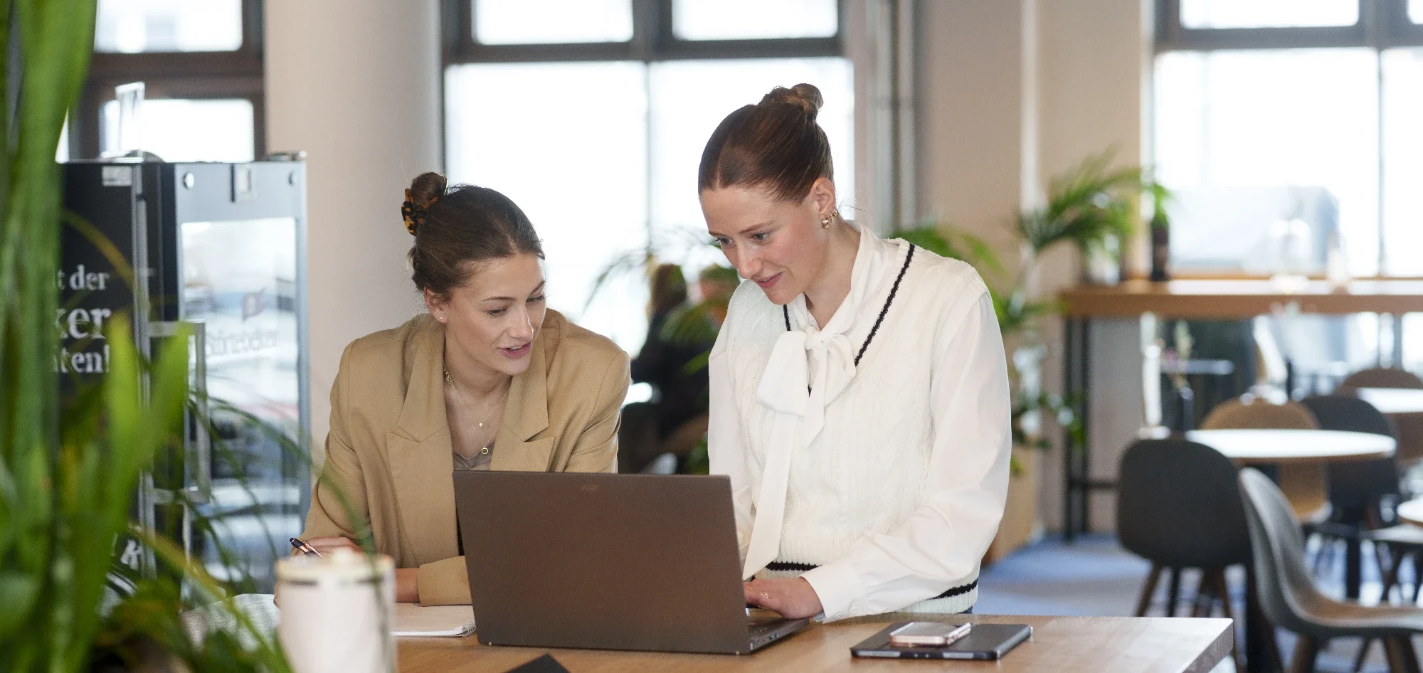 Eine Teilnehmerin und die ThesisKompass Coachin besprechen die Herausforderungen im Dualen Studium